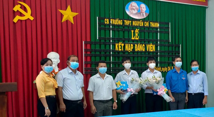Lễ kết nạp đảng viên Chi bộ Trường THPT Nguyễn Chí Thanh 
